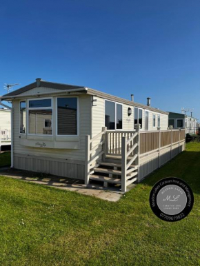 Bell Bank C8 - pet friendly, bed linen, close to bars and shops - Meadow Lakes Caravan & Lodge Hire